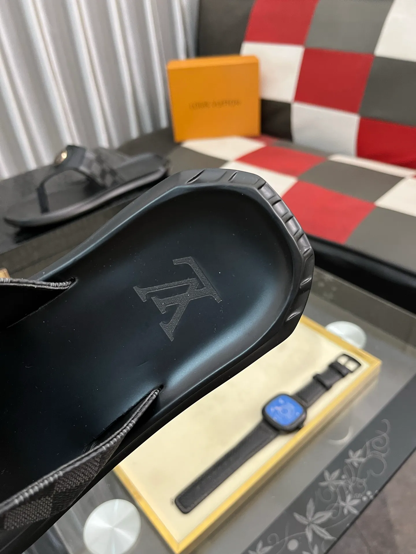 Men's shoes 💰260⌚️⌚️lv-Louis Vuitton) new men's sandals, high-end boutique, exquisite embossed logo decoration on the upper, fine workmanship, super soft soles, casual, loose and comfortable, a must-have in summer! \nsize: 38-443️⃣Colors available